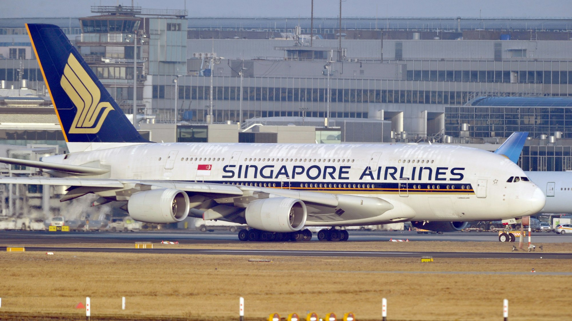 Ein Airbus A380 der Singapore Airlines rollt auf dem Flughafen Frankfurt.