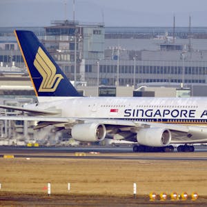Ein Airbus A380 der Singapore Airlines rollt auf dem Flughafen Frankfurt. (Symbolbild)