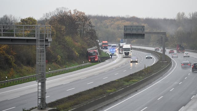 Ein Lkw ist auf der A4 zwischen Frechen und Kerpen in Fahrtrichtung Aachen von der Fahrbahn abgekommen. Das Fahrzeug fuhr sich im Grünstreifen fest. Die Polizei sicherte die Unfallstelle ab