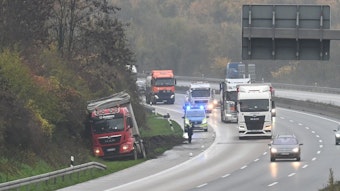Ein Lkw ist auf der A4 zwischen Frechen und Kerpen in Fahrtrichtung Aachen von der Fahrbahn abgekommen. Das Fahrzeug fuhr sich im Grünstreifen fest. Die Polizei sicherte die Unfallstelle ab