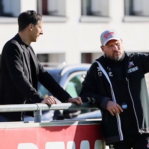 Christian Keller und Steffen Baumgart unterhalten sich während einer Trainingseinheit des 1. FC Köln am Geißbockheim.