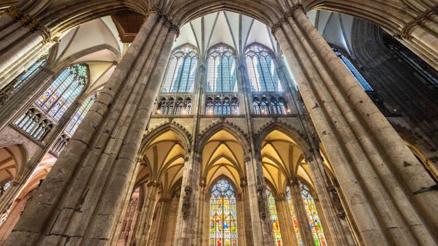 Lichtspiel der gotischen Kirchenfenster im Kölner Dom.&nbsp;