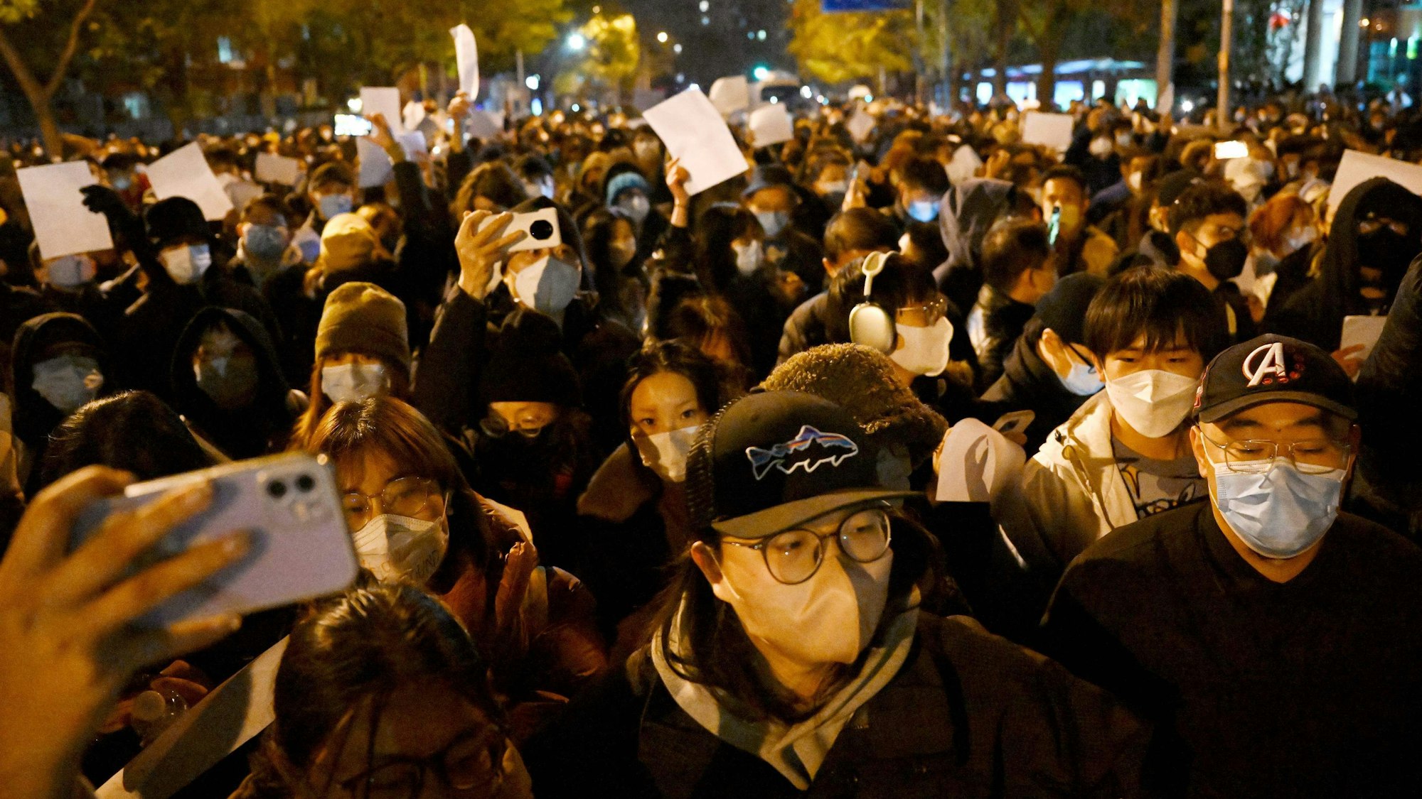 Demonstranten versammeln sich in der Innenstadt von Peking, um gegen die Corona-Politik der Regierung zu demonstrieren.