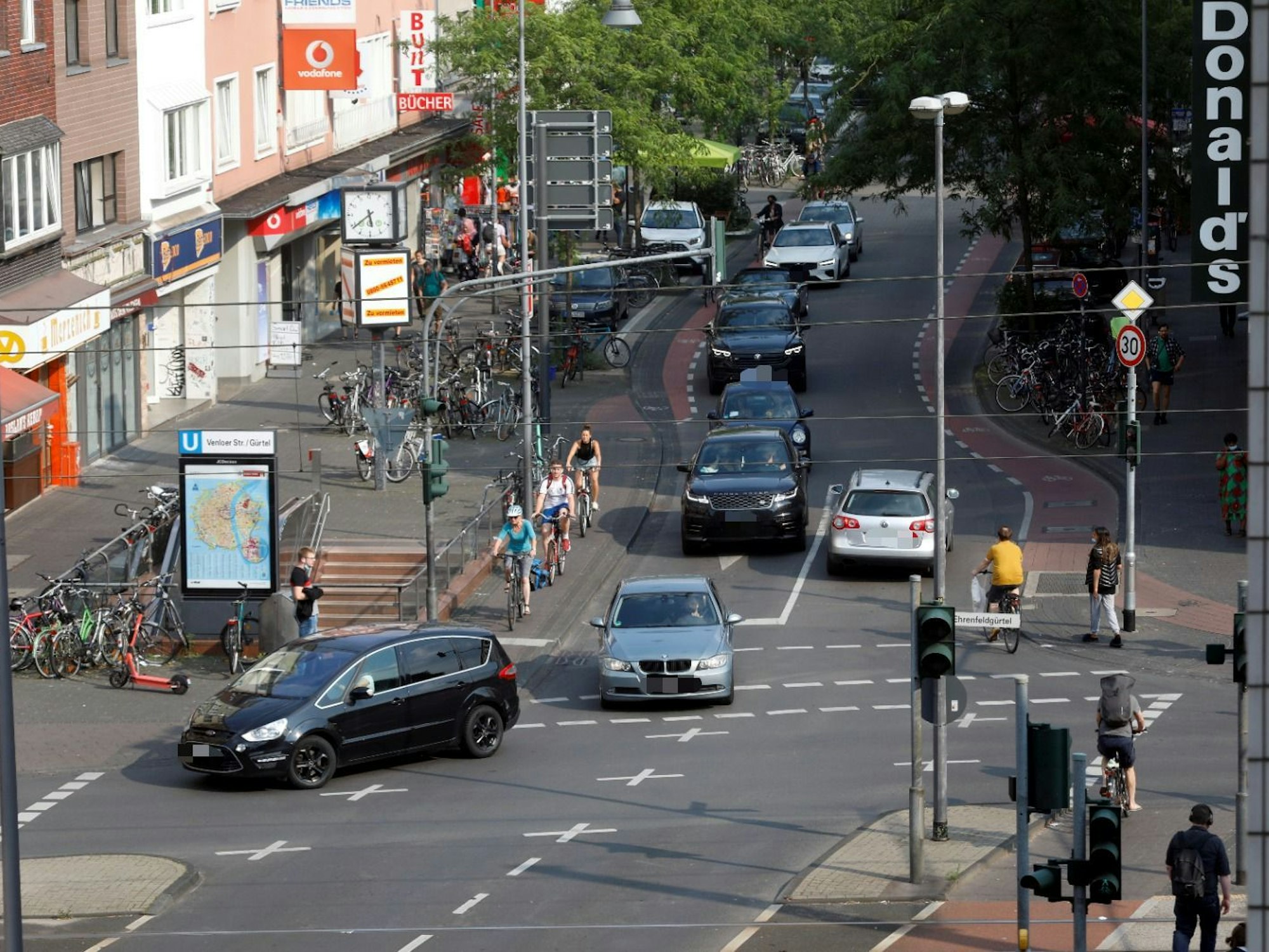 Autos fahren über die Venloer Straße in Köln.