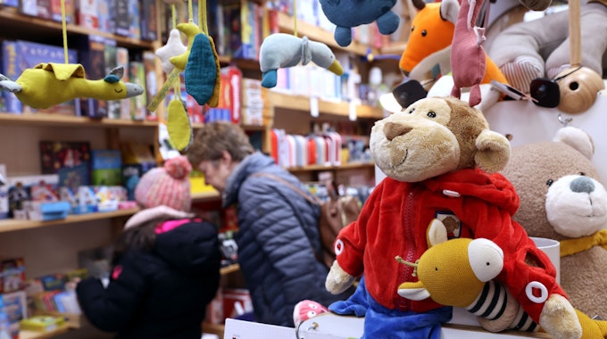 Ein Kind und eine Frau stehen in einem Spielzeugladen.