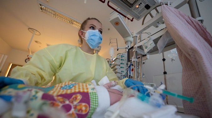 Eine Intensivpflegerin versorgt auf der Kinder-Intensivstation des Olgahospitals des Klinkums Stuttgart einen am Respiratorischen Synzytial-Virus (RS-Virus oder RSV) erkrankten Patienten, der beatmet wird.



Wegen einer Atemwegs-Erkrankung bei Kleinkindern ist in einigen Krankenhäusern viel zu tun.&nbsp;&nbsp;