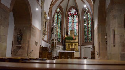 Der Altarbereich der katholischen Pfarrkirche St. Martin in Euskirchen.