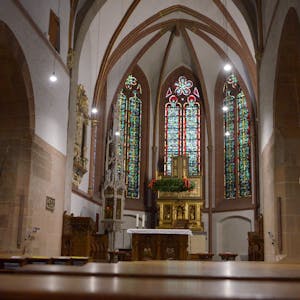 Der Altarbereich der katholischen Pfarrkirche St. Martin in Euskirchen.