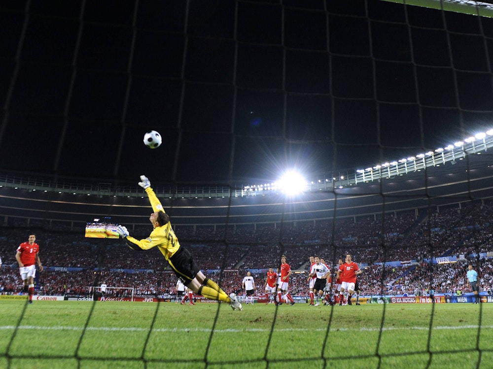 Michael Ballack schießt bei der EM 2008 das 1:0 für Deutschland gegen Österreich.