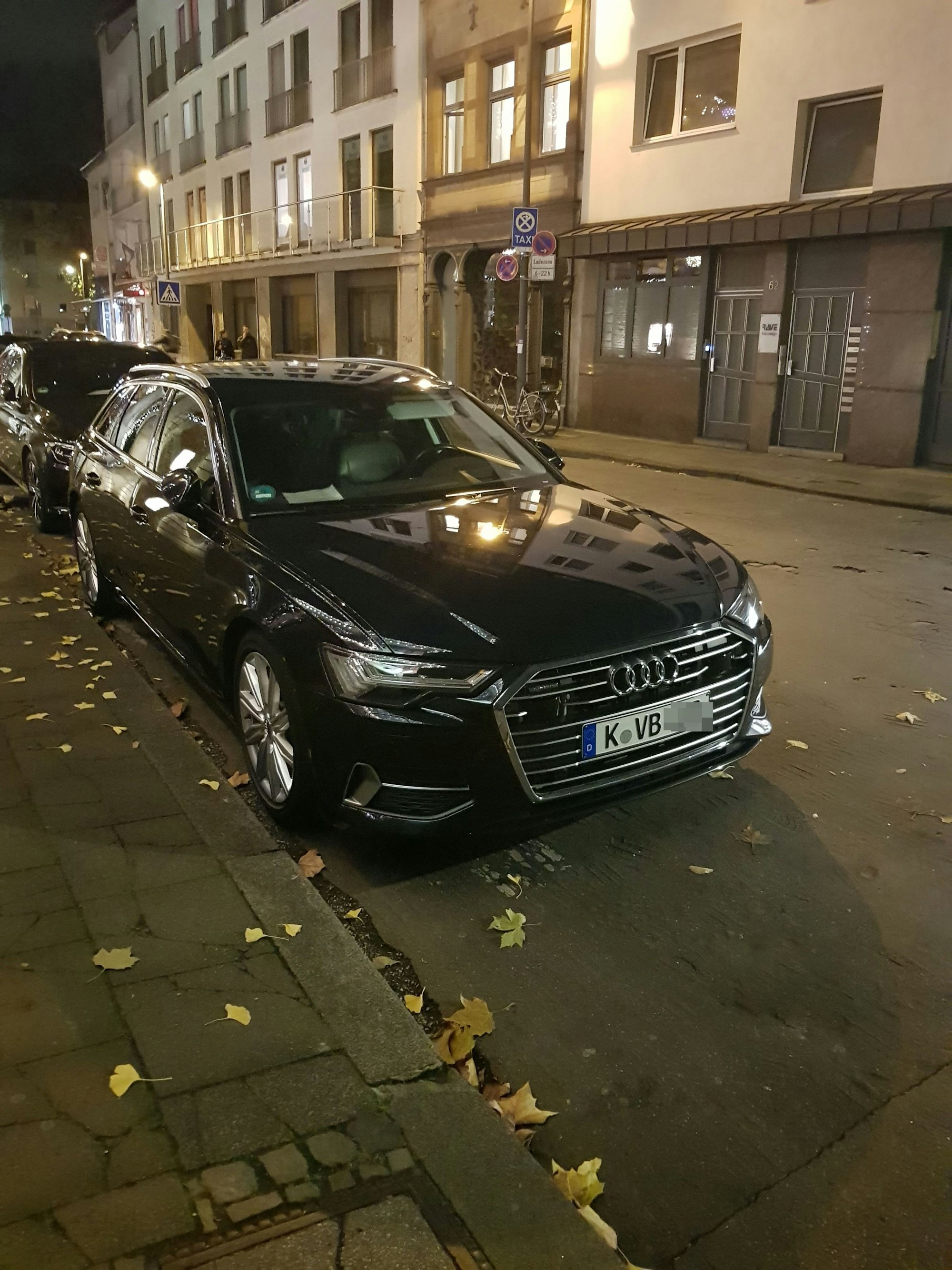 Ein schwarzer Audi steht am Straßenrand.
