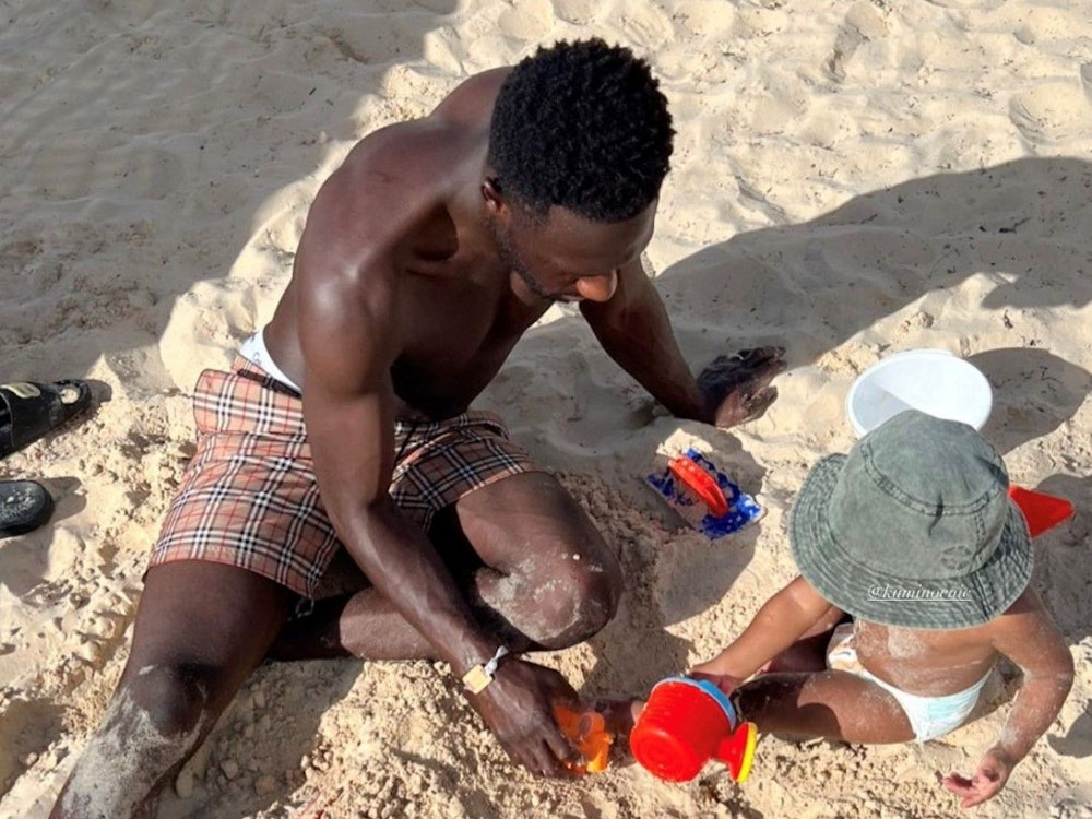 Kingsley Schindler und Sohn Isaiah Kingsley spielen in der Dominikanischen Republik am Strand.
