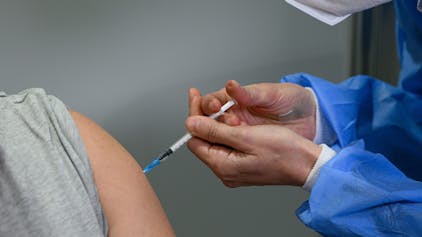 Ein Impfling lässt sich im Impfzentrum mit dem Corona-Impfstoff von Novavax impfen.