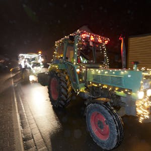 Mit zahlreichen Lichterketten waren die Traktoren geschmückt, die im vergangenen Jahr an den Lichterzügen teilnehmen.