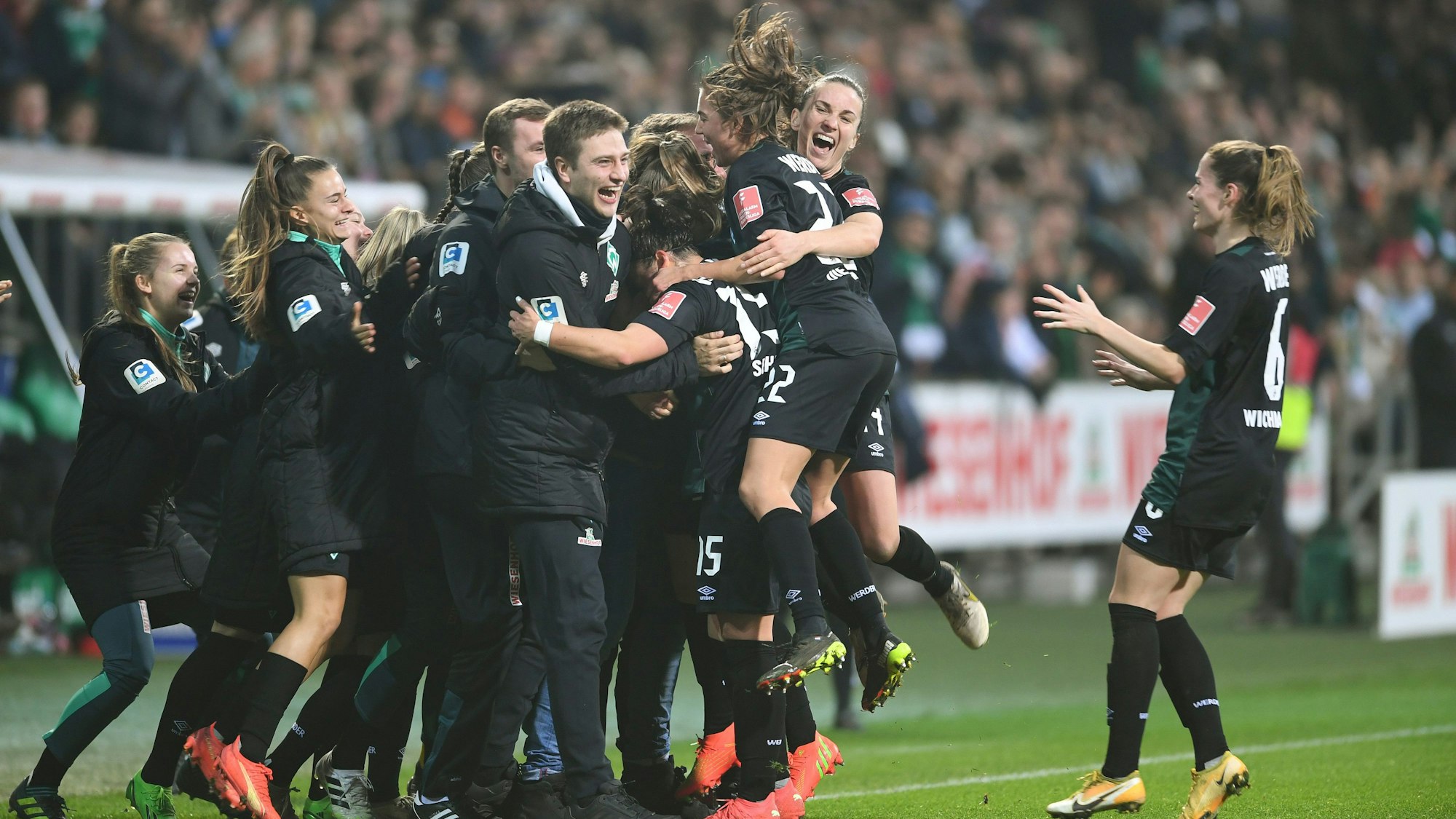 Werder Bremens Frauenteam jubelt am 26. November 2022 über das 1:0 durch Nina Lührßen (verdeckt).