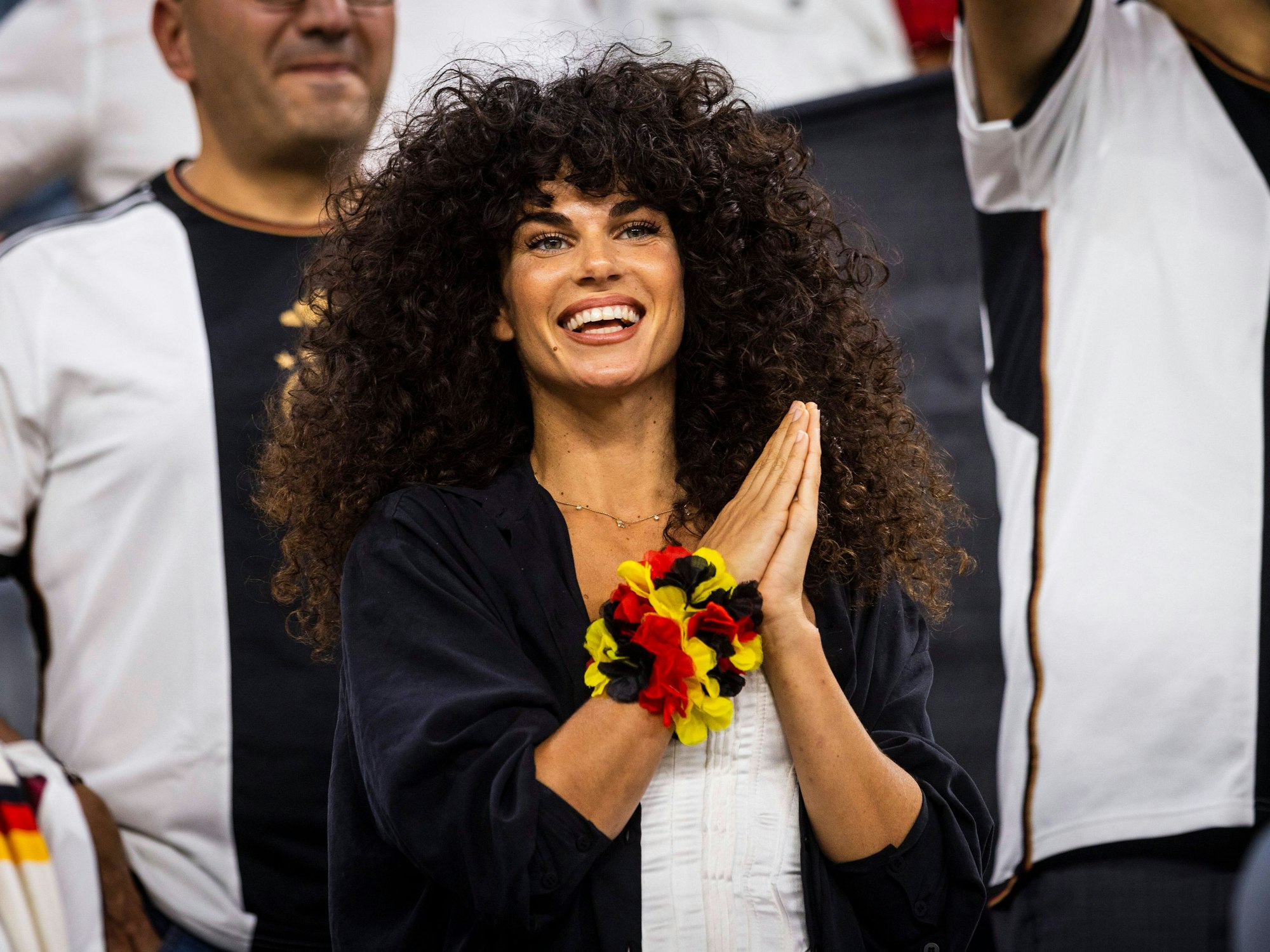 Model Ariadna Hafez applaudiert beim Länderspiel.
