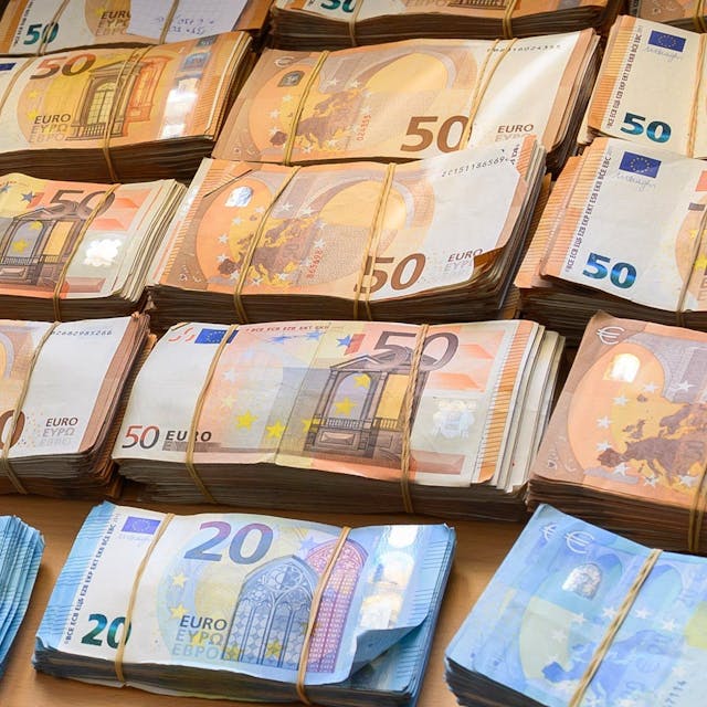 Euro-Banknoten liegen auf einem Tisch. (Symbolbild)