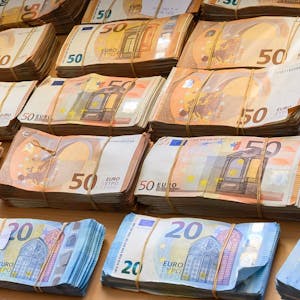 Euro-Banknoten liegen auf einem Tisch.&nbsp;