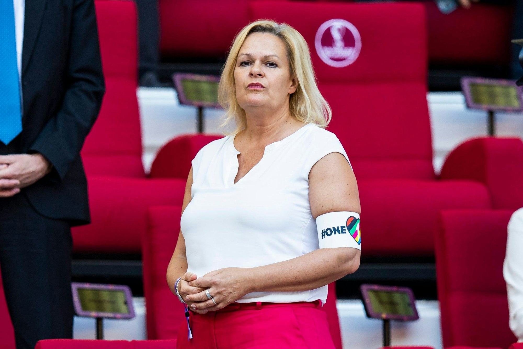 Nancy Faeser (SPD) trägt eine Armbinde mit der Aufschrift "One Love".