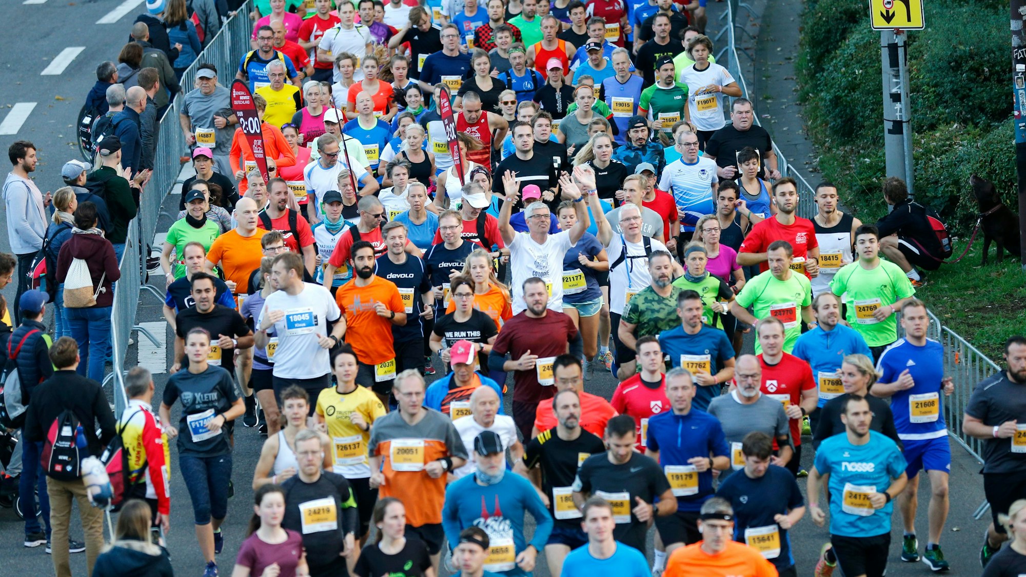 Läufer des Köln-Marathons laufen dicht an dicht über eine Straße
