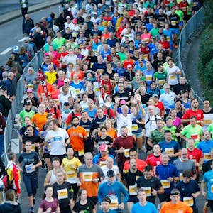 Etwa 22.000 Menschen werden beim Köln-Marathon teilnehmen.