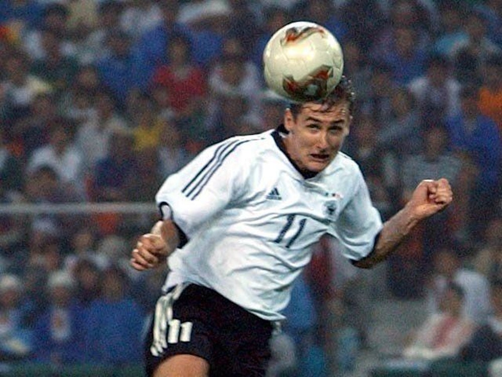 Miroslav Klose köpft bei der WM 2002 das 2:0 für Deutschland gegen Kamerun.