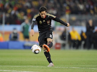 Mesut Özil schießt bei der WM 2010 das 1:0 für Deutschland gegen Ghana.