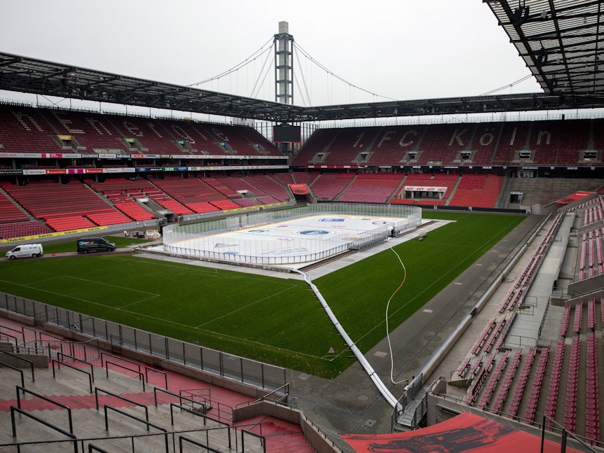 Die Eisfläche im Rheinenergiestadion für das DEL Winter Game.