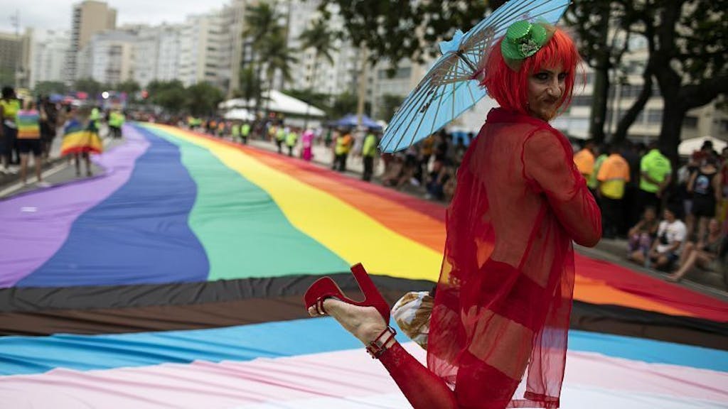 Eine Drag Queen posiert auf der Gay Pride an der Copacabana.