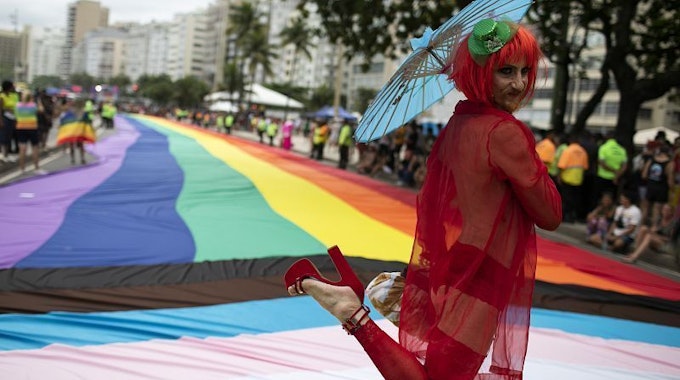Eine Drag Queen posiert auf der Gay Pride an der Copacabana.
