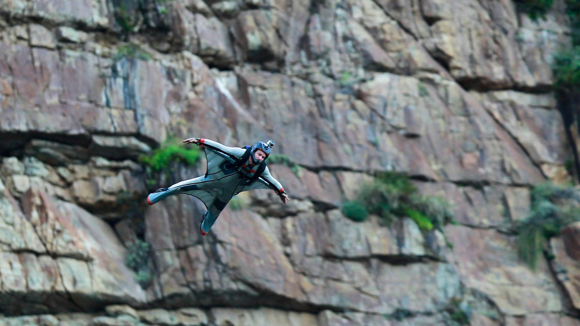 Der südafrikanische Basejumper Leander Lacey fliegt in einem speziell entwickelten Wingsuit, nachdem er von den Klippen des Chapman's Peak, einem Teil des Tafelberg-Nationalparks in Kapstadt, Südafrika, gesprungen ist (05. März 2011).