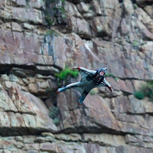 Der südafrikanische Basejumper Leander Lacey fliegt in einem speziell entwickelten Wingsuit, nachdem er von den Klippen des Chapman's Peak, einem Teil des Tafelberg-Nationalparks in Kapstadt, Südafrika, gesprungen ist (05. März 2011).