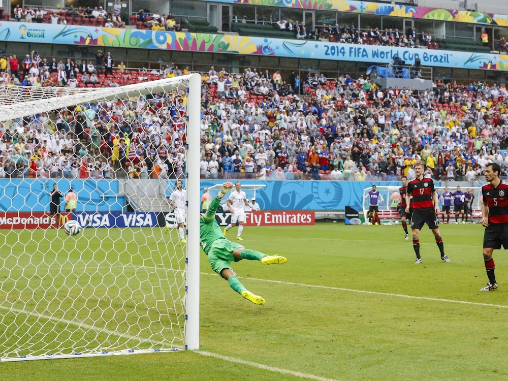 Thomas Müller schießt bei der WM 2014 das 1:0 für Deutschland gegen die USA.