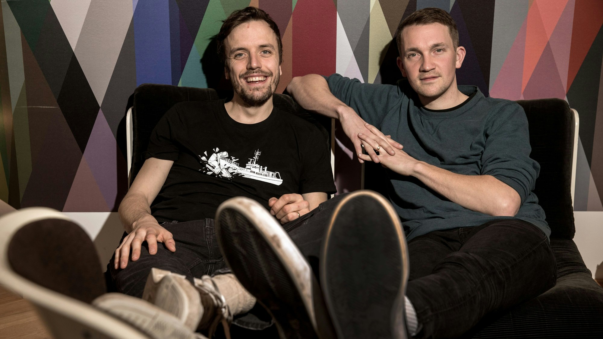 Maximilian Kennel und Jonas Frömming von der Band „Das Lumpenpack“ sitzen auf einem Sofa.




