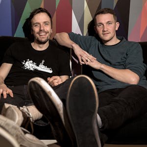 Maximilian Kennel und Jonas Frömming von der Band „Das Lumpenpack“ sitzen auf einem Sofa.