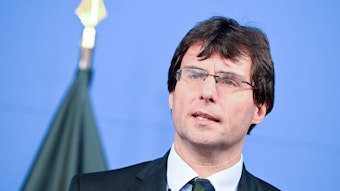 Zu sehen ist Marcus Optendrenk (CDU), Finanzminister von Nordrhein-Westfalen. Er spricht während einer Pressekonferenz.