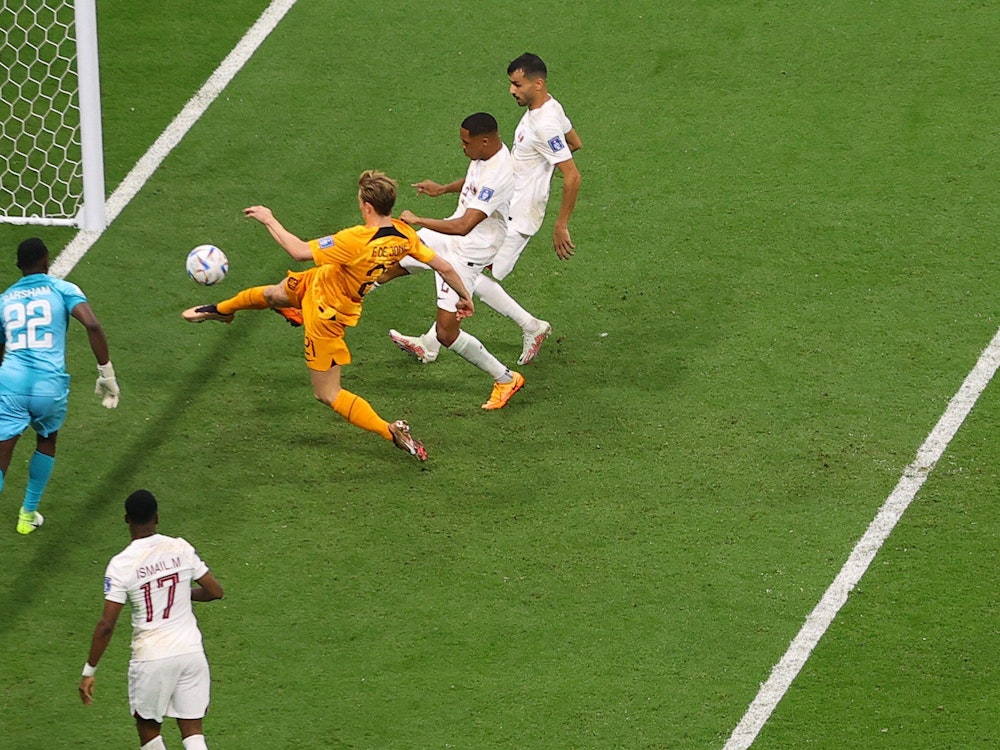 Frenkie de Jong drückt den Ball bei der WM 2022 zum 2:0 für die Niederlande gegen Katar über die Linie.