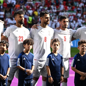 Irans Saeid Ezatolahi (l-r), Ramin Rezaeian, Morteza Pouraliganji, Milad Mohammadi und Majid Hosseini stehen bei der Nationalhymne nebeneinander.