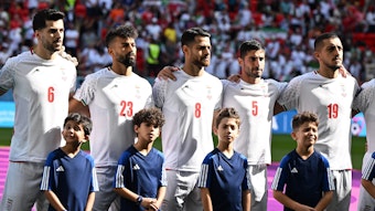 Irans Saeid Ezatolahi (l-r), Ramin Rezaeian, Morteza Pouraliganji, Milad Mohammadi und Majid Hosseini stehen bei der Nationalhymne nebeneinander.