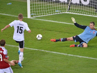 Lars Bender schießt bei der EM 2012 das 2:1 für Deutschland gegen Dänemark.