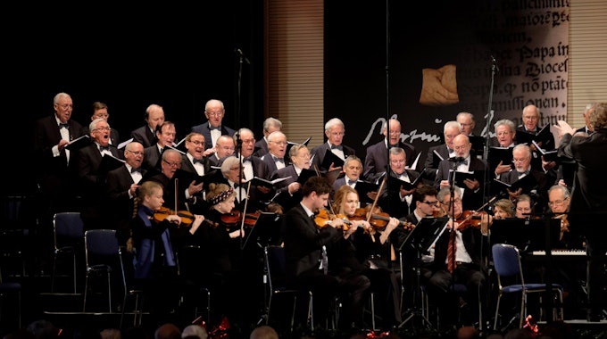 Stimm­ge­wal­tig: Der Kölner Deutz-​Chor bei einem seiner be­glei­te­ten Auftritte der ver­gan­ge­nen Jahre wie hier im Gür­ze­nich.