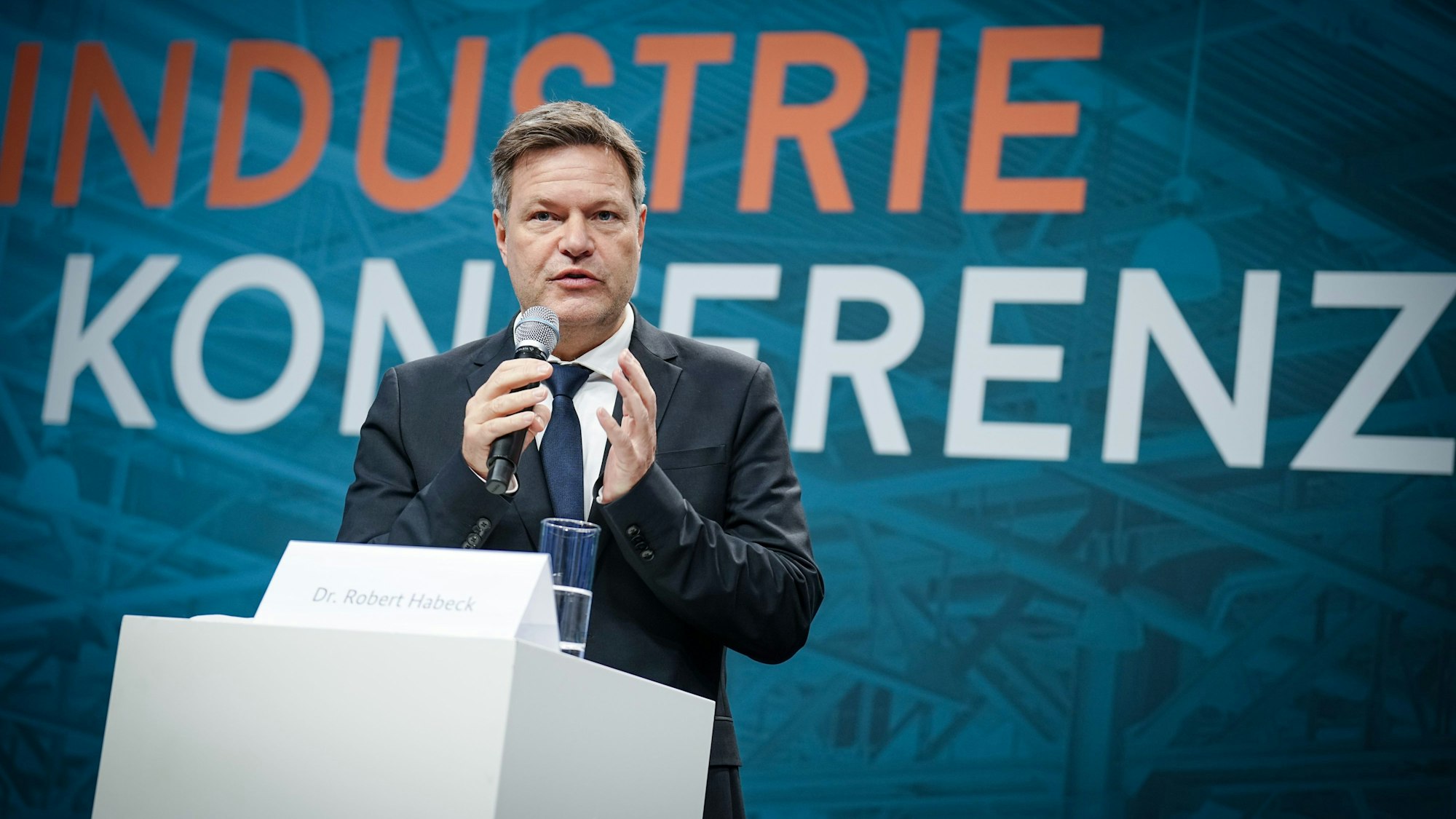 Robert Habeck (Grüne), Bundesminister für Wirtschaft und Klimaschutz, gibt eine Pressekonferenz zu Beginn der Industriekonferenz 2022.