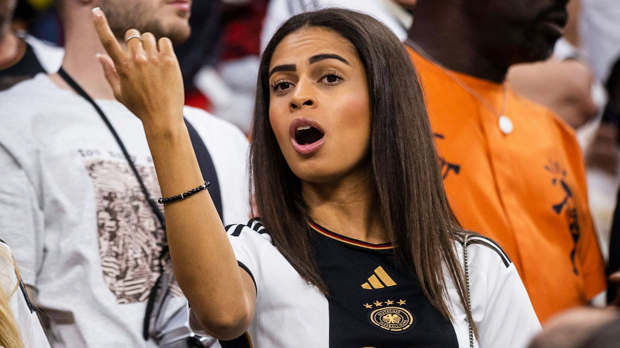 Nico Schlotterbecks Freundin Sabrina verfolgt desse WM-Auftritt gegen Spanien in Katar von der Tribüne aus.