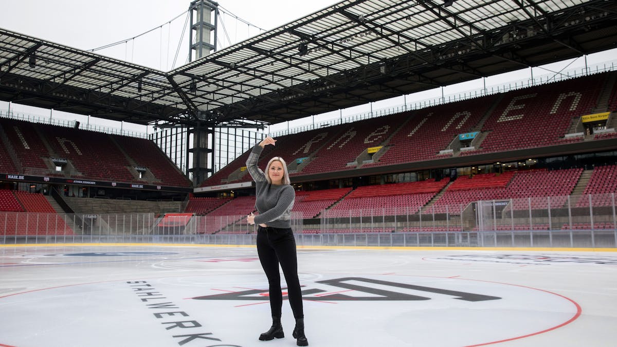 Die Autorin Alexandra Miebach auf der Eisfläche im Rhein-Energie-Stadion.