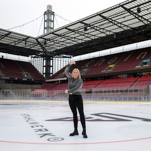 Die Autorin Alexandra Miebach auf der Eisfläche im Rhein-Energie-Stadion.