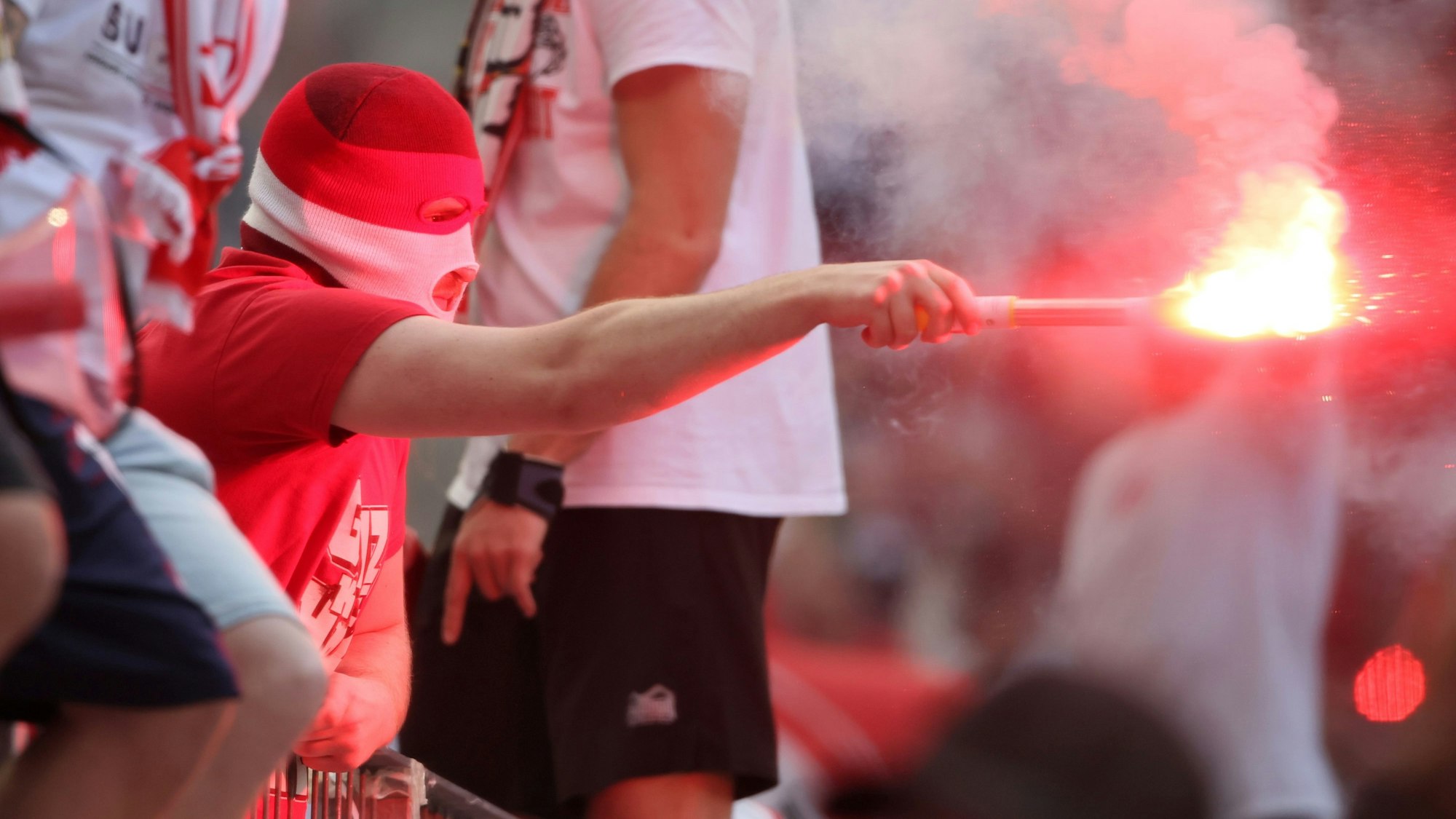 Ein Kölner Fan mit Pyrotechnik auf der Südtribüne beim Bundesliga-Spiel gegen den VfL Wolfsburg (Archivbild)









