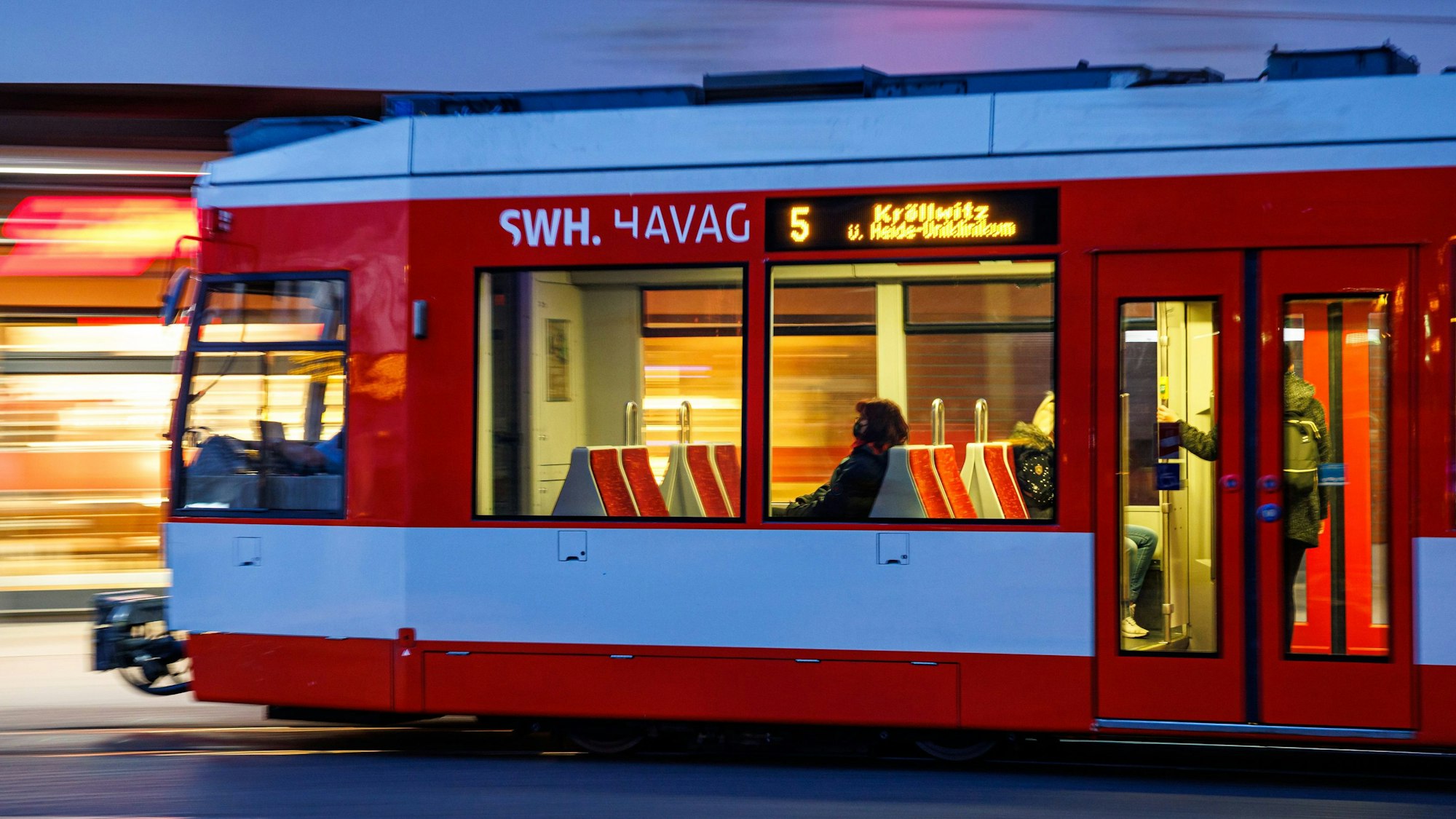 Fahrgäste sitzen im morgendlichen Berufsverkehr in einer Straßenbahn.(Symbolbild)