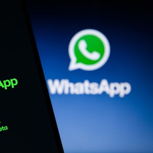 Das Icon der App WhatsApp ist auf einem Smartphone zu sehen.