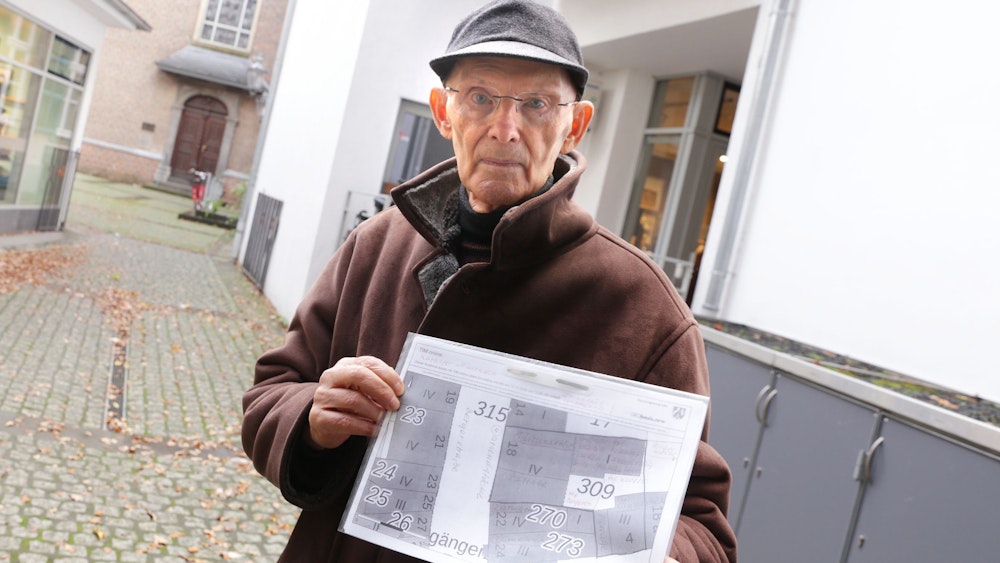 21.11.2022, Düsseldorf: Harald Christionat wehrt sich gegen Straßenreinigungsbescheid der Stadt für die Reinigung im Innenhof an der Berger Straße Foto: Ingo Lammert