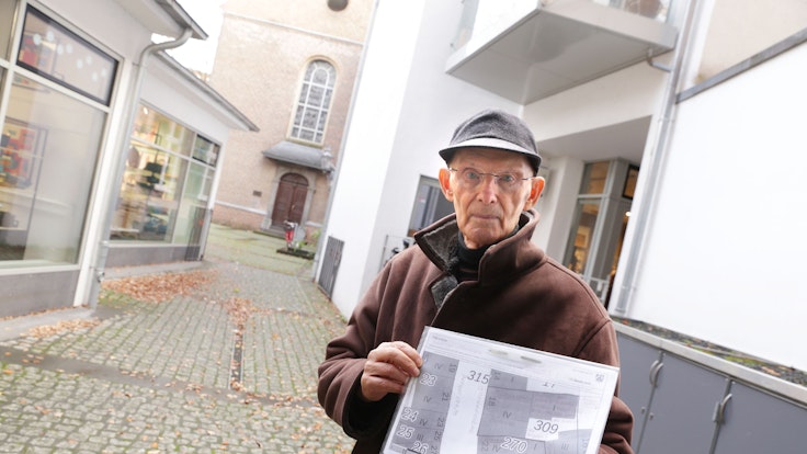 21.11.2022, Düsseldorf: Harald Christionat wehrt sich gegen Straßenreinigungsbescheid der Stadt für die Reinigung im Innenhof an der Berger Straße Foto: Ingo Lammert