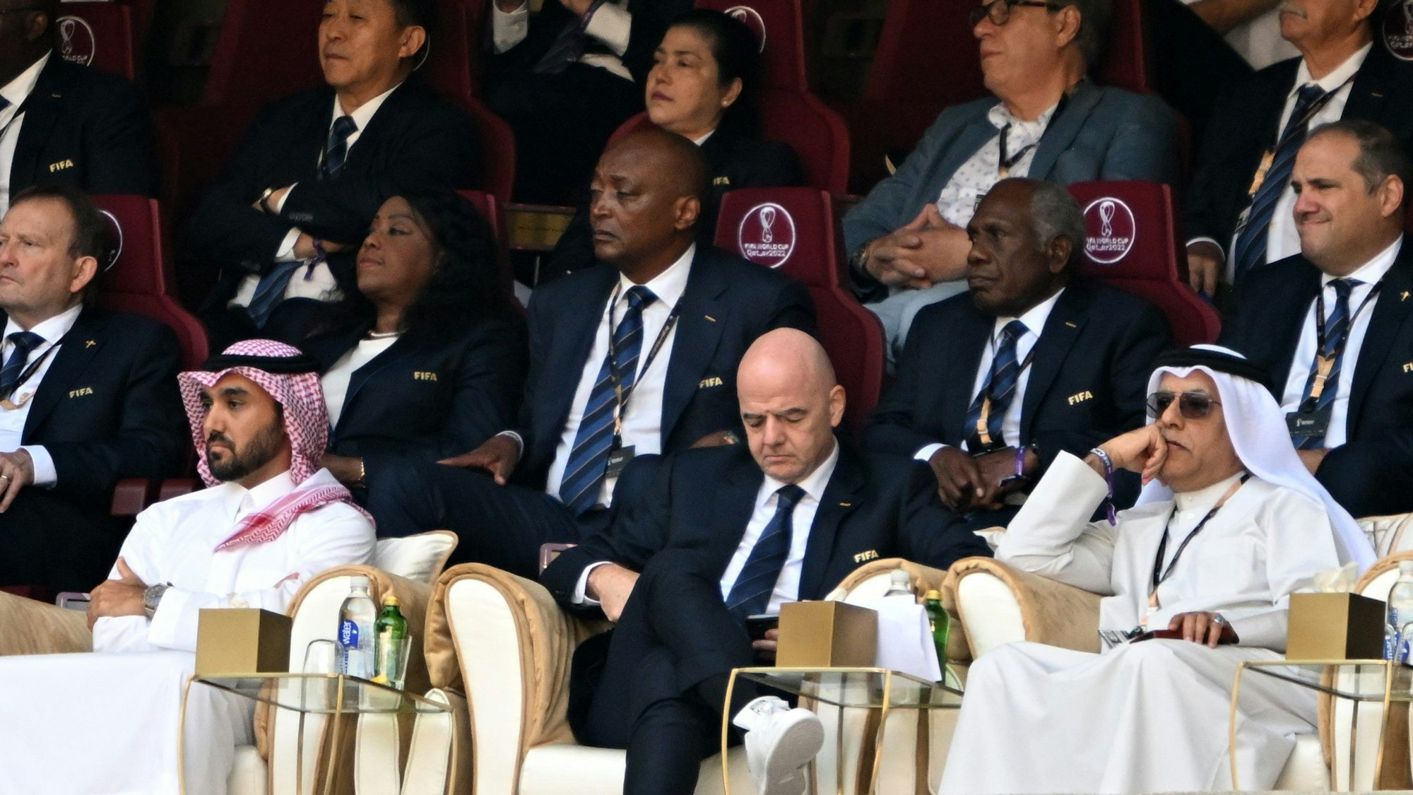 FIFA-Präsident Gianni Infantino (M) auf der Tribüne, er ist umringt von Kataris und Mitgliedern der Fifa.